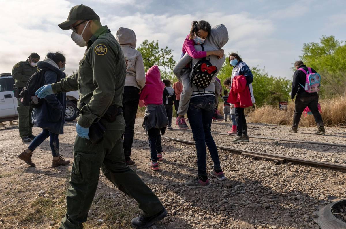Récord de cruces y muertes de migrantes marcaron frontera sur de EEUU en 2021