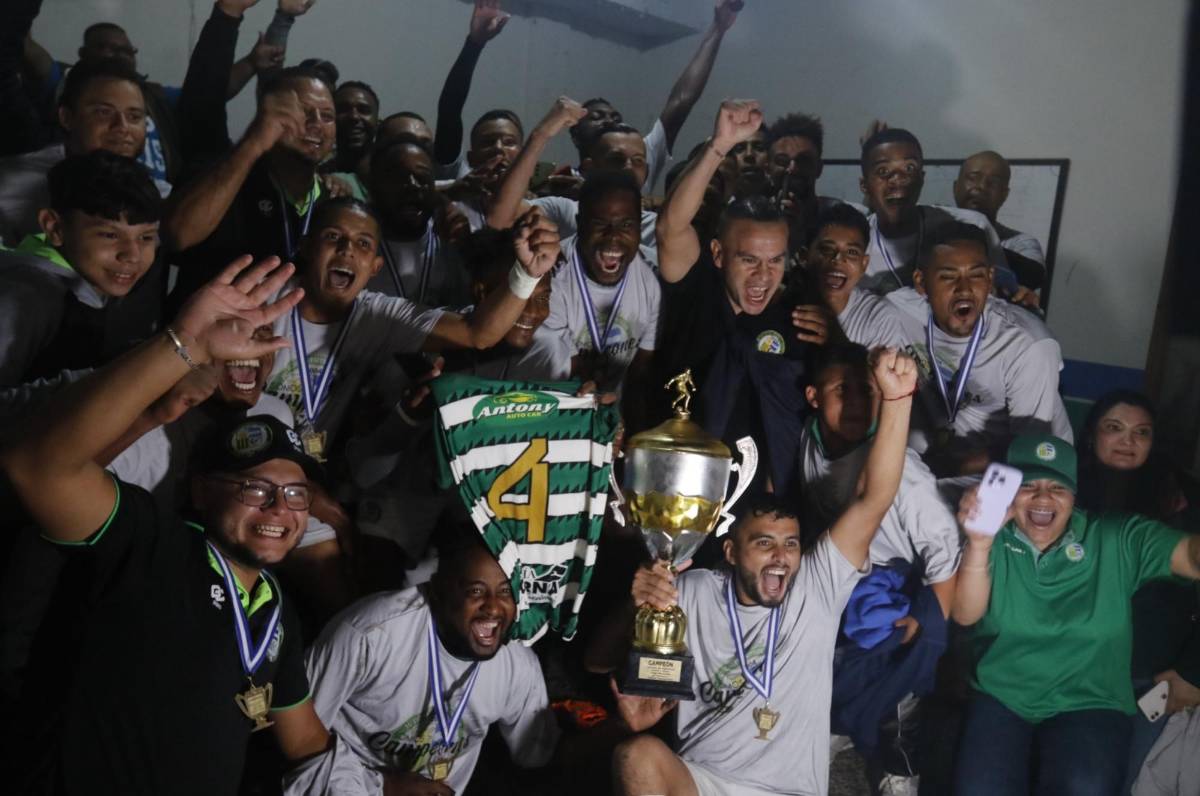 Juticalpa FC celebró en los camerinos la conquista del título ya que apagaron las luces del estadio Roberto Martínez Ávila de Siguatepeque.