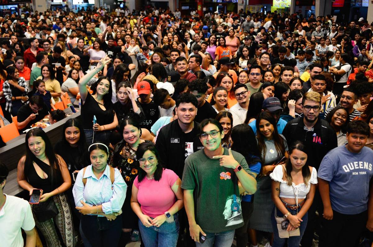 El Food Court del Mega Mall, en San Pedro Sula, estaba abarrotado de cientos de sampedranos que acudieron para ver la presentación de Los Hijos de Morazán.