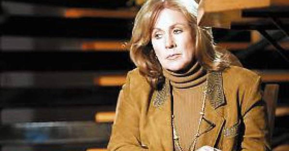 Internan a Laura Zapata por parálisis