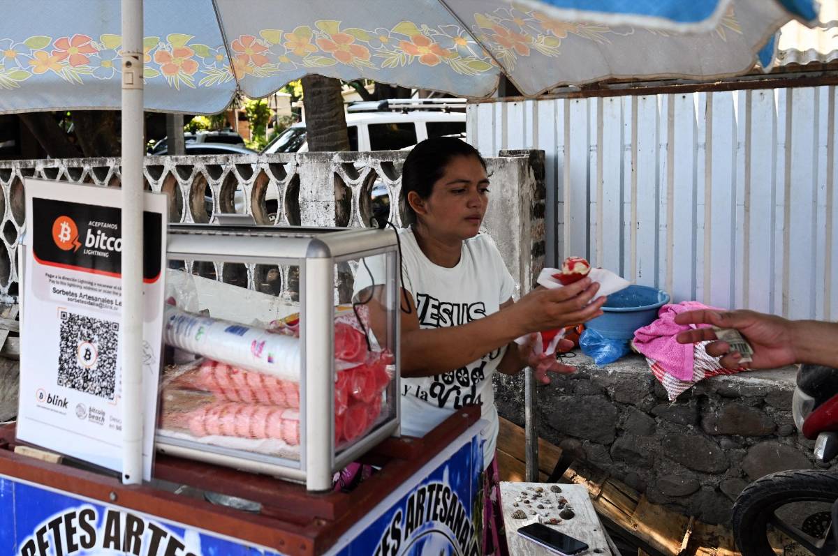 Cotización récord del bitcóin transforma vidas en una playa de El Salvador
