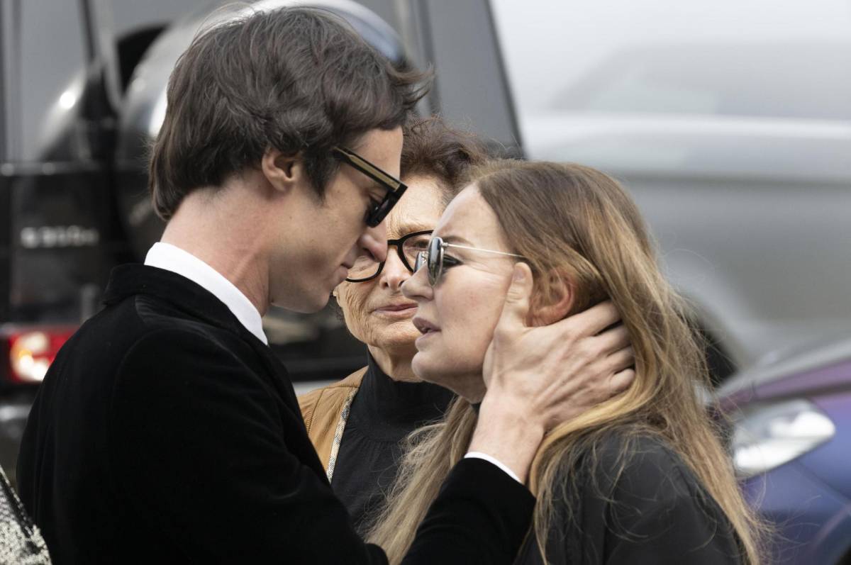 El hijo de Roberto Cavalli, Daniele Cavalli y la diseñadora Eva Maria Duranteer Cavalli, asisten al funeral del diseñador italiano en Florencia, Italia.