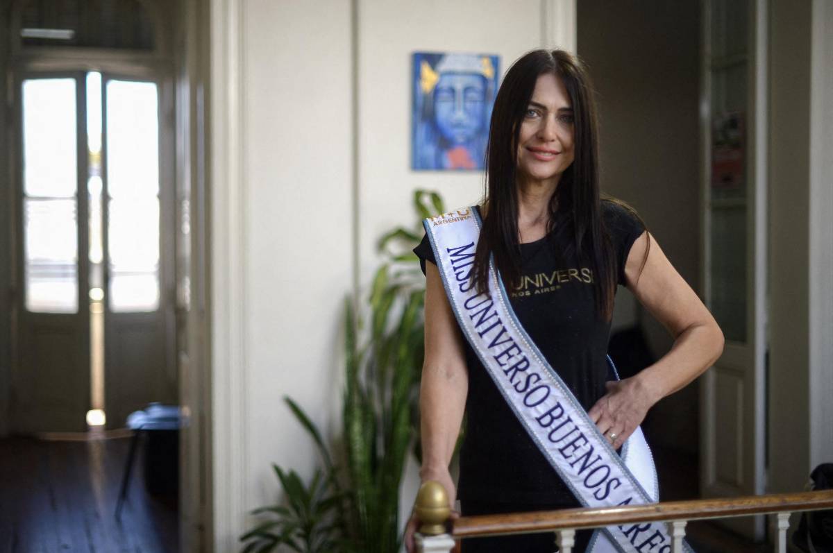 Alejandra Rodríguez, argentina de 60 años, buscará participar en el certamen mundial Miss Universo que se llevará a cabo en la Ciudad de México en septiembre de este año luego de ganar el concurso de belleza Miss Universo en Buenos Aires esta semana. (Foto de MARCOS GÓMEZ / AFP))