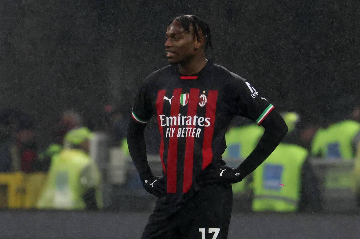 El portugués Rafael Leao terminó frustrado tras el empate del AC Milan como local ante la Roma.