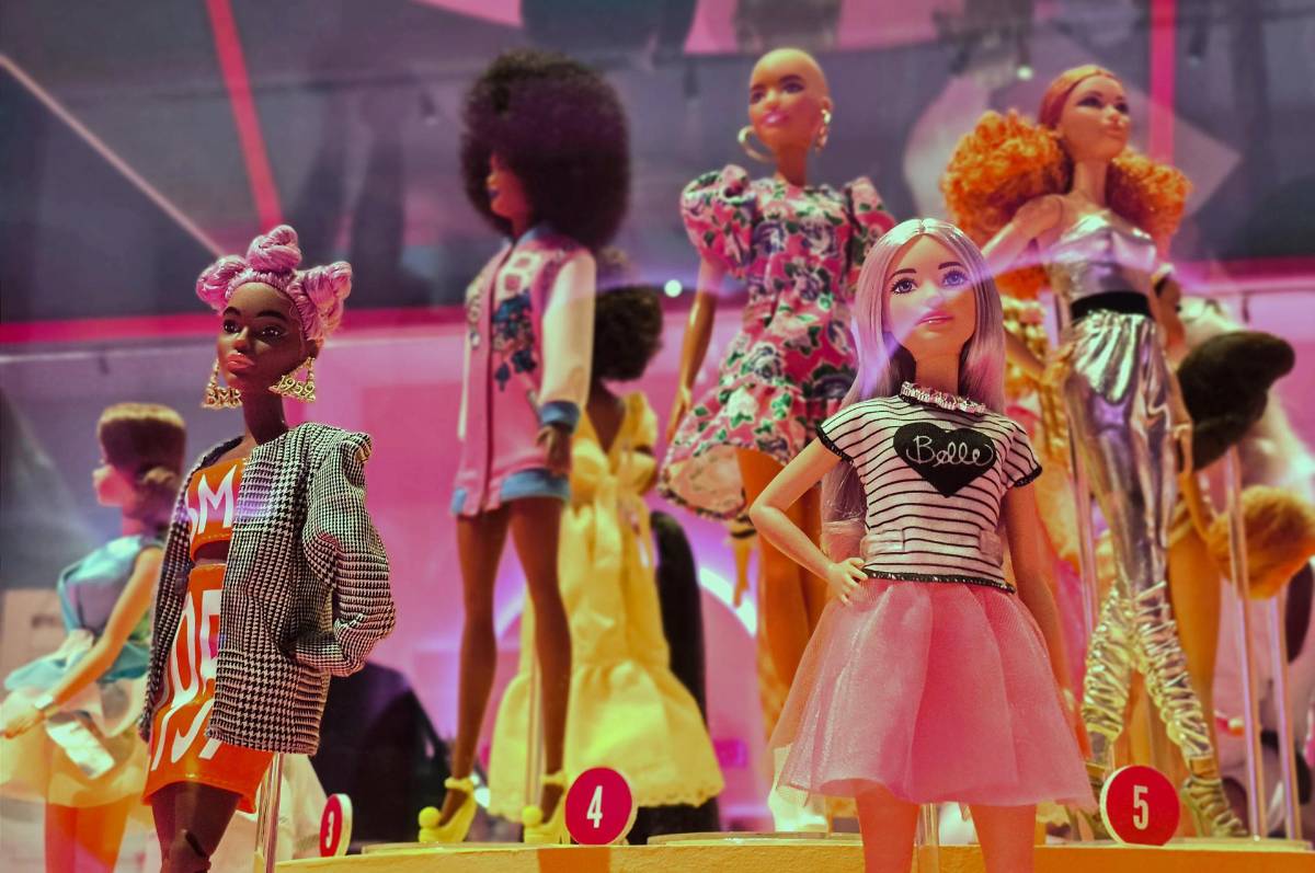 Una exposición en Londres celebra 65 años de creatividad con Barbie