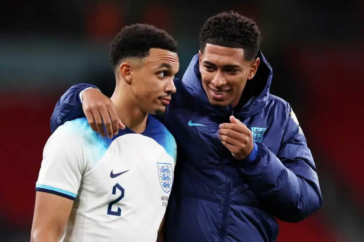 Jude Bellingham intenta convencer a Trent Alexander-Arnold.