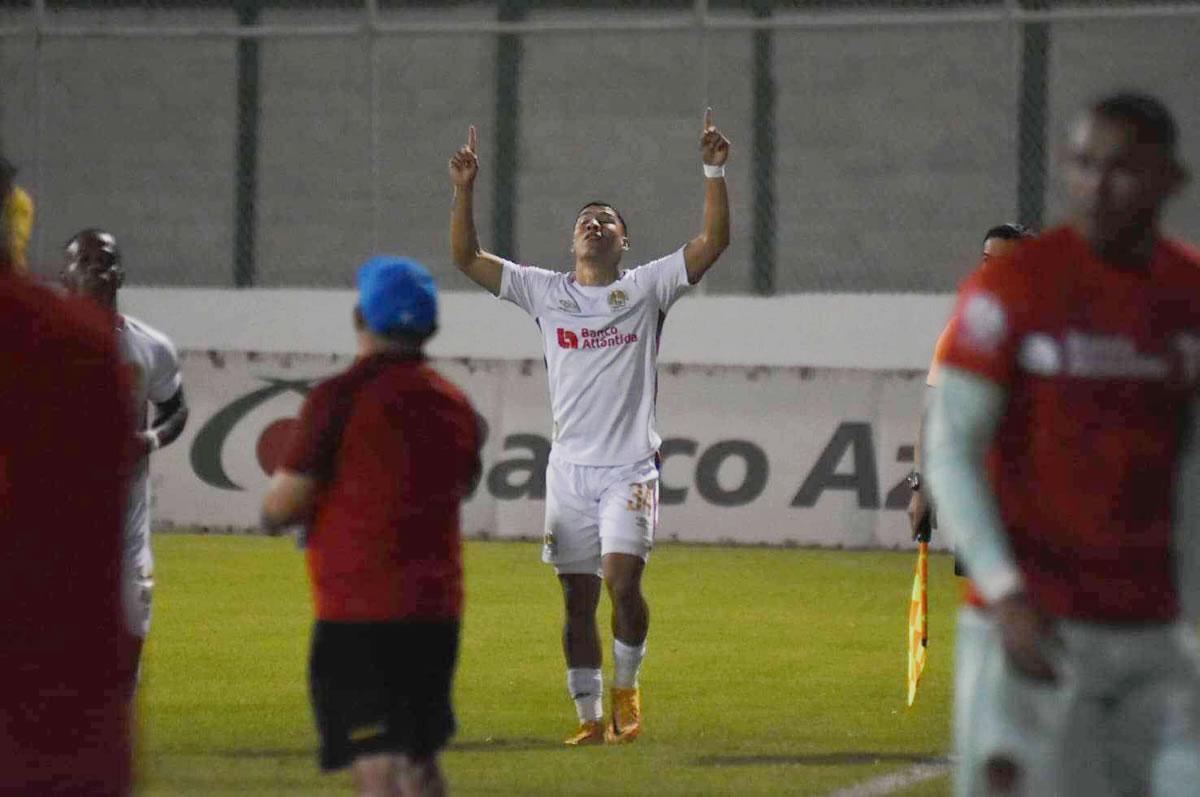 Kevin López celebrando su segundo gol con la camiseta del Olimpia.