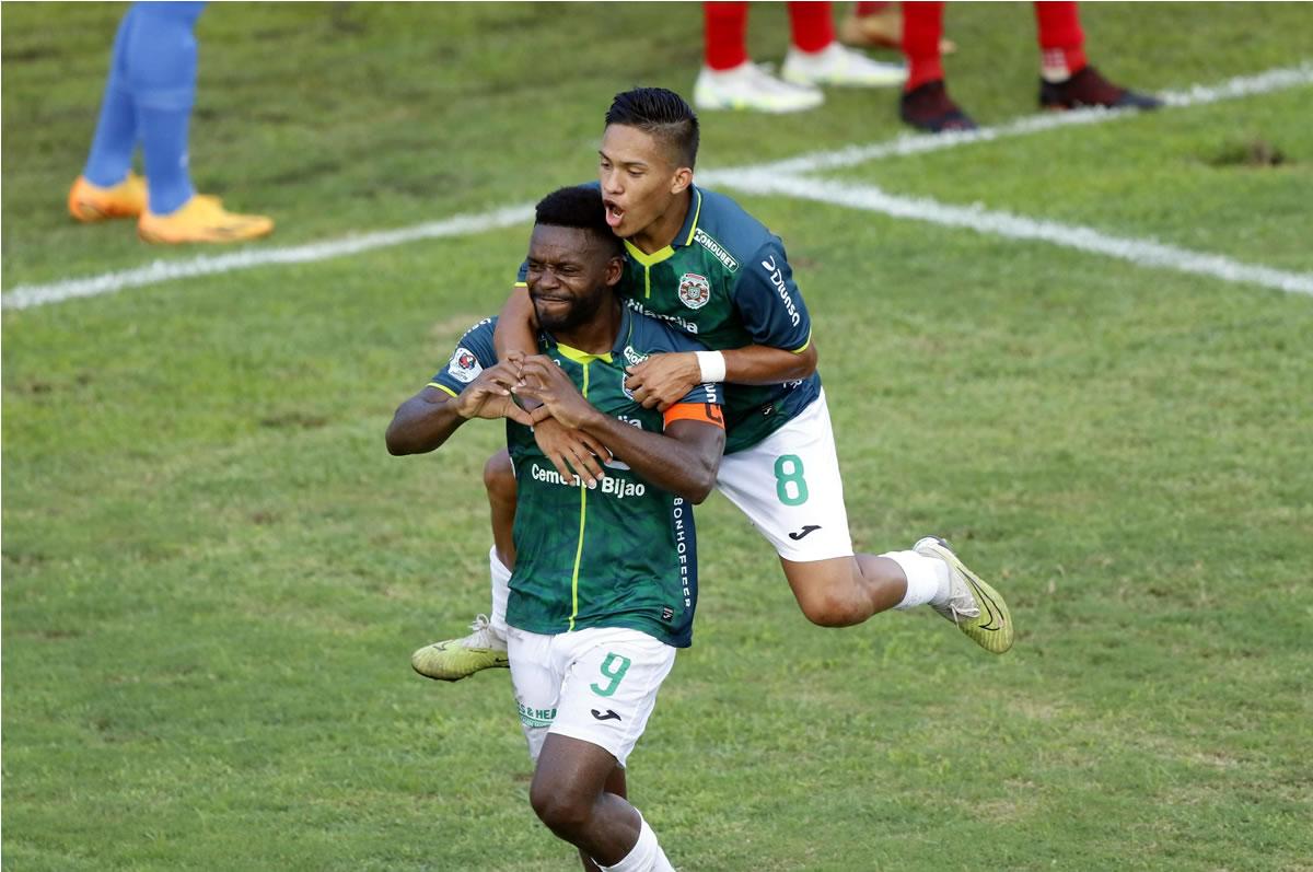 Clayvin Zúniga salió al rescate del Marathón con sus dos goles para remontar a la Real Sociedad.