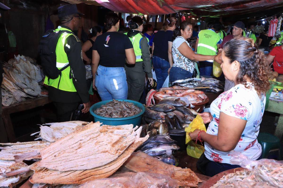Supervisan ventas de pescado en los mercados sampedranos