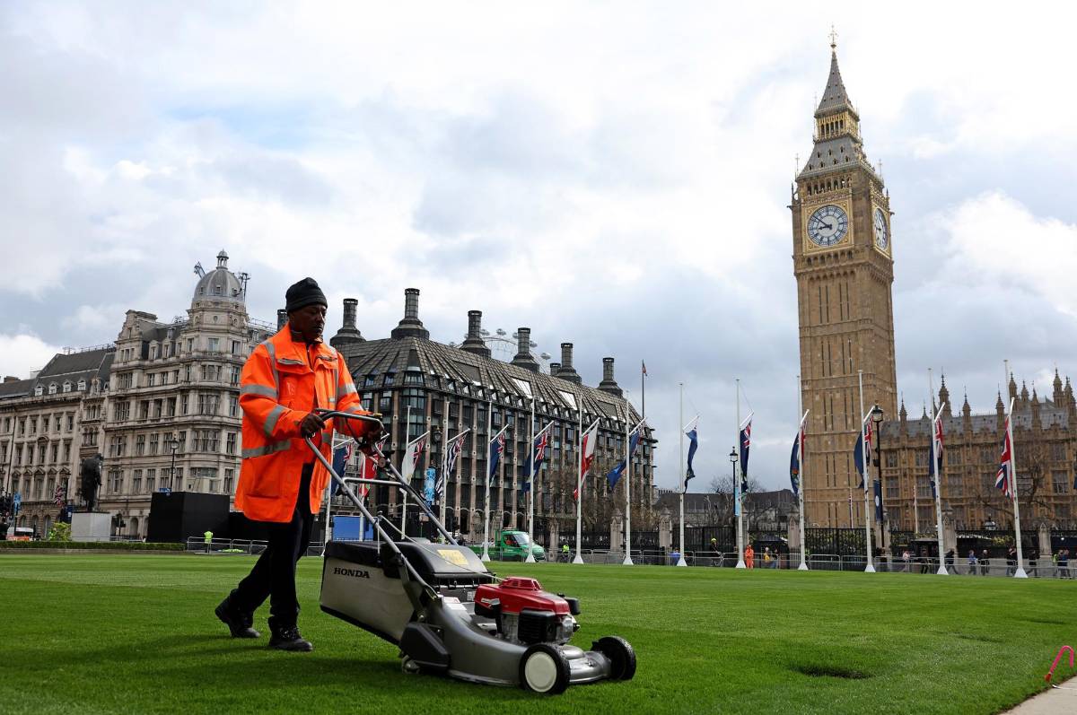Se realizan los preparativos finales cerca de la Abadía de Westminster antes de la Coronación del Rey Carlos III, en Londres, Gran Bretaña, este viernes. La Coronación del Rey Carlos III de Gran Bretaña se llevará a cabo en la Abadía de Westminster en Londres mañana 6 Mayo de 2023.