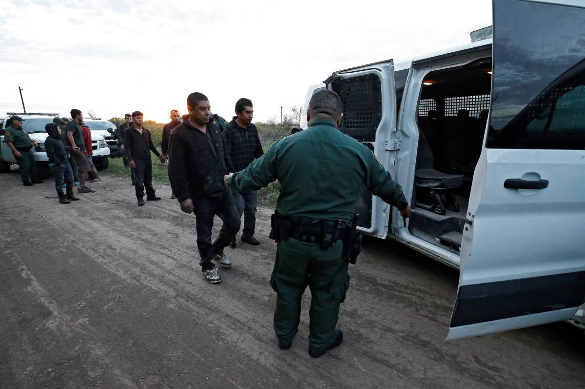 Latinos en la frontera sufren acoso por la Operación Estrella Solitaria de Texas