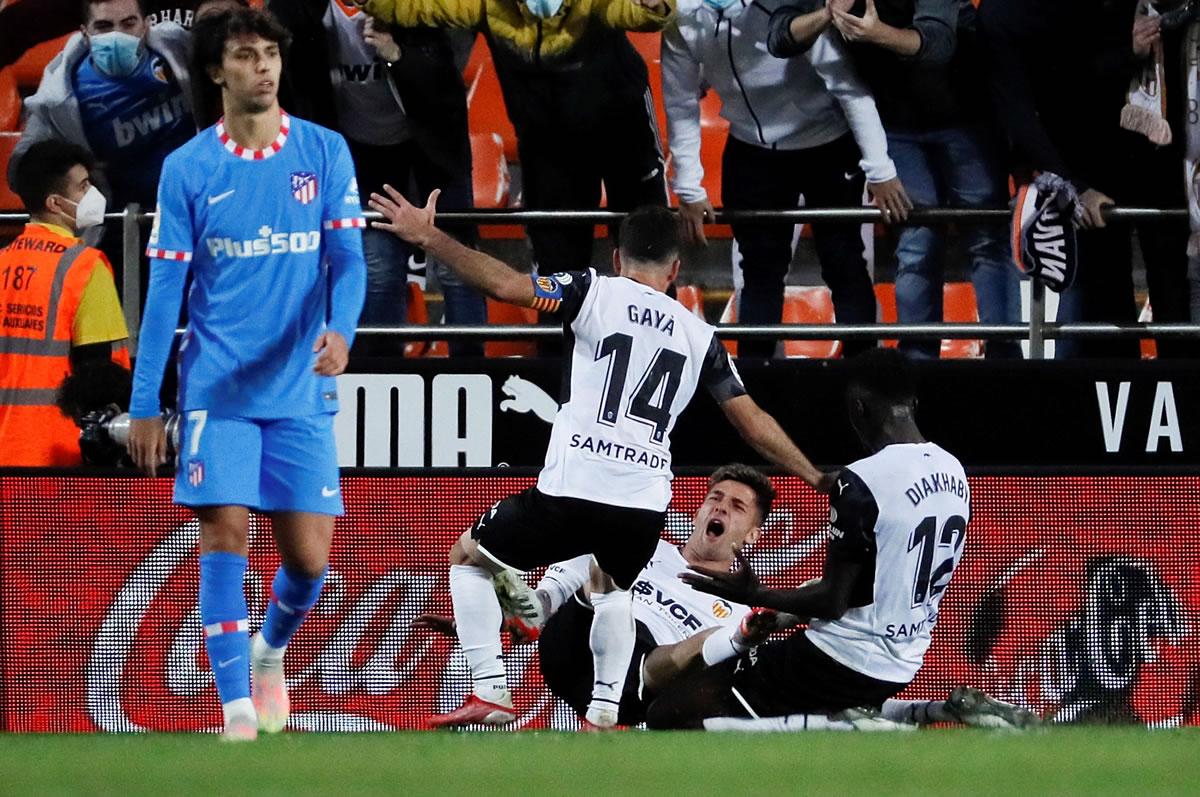 Los jugadores del Valencia celebrando el gol del empate de Hugo Duro.