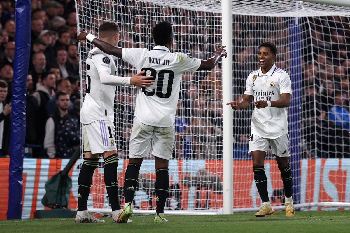 Rodrygo festejando con Vinicius y Fede Valverde el 0-2.