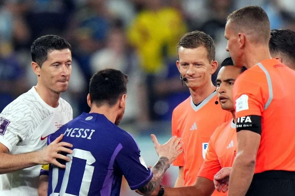 Saíd Martínez saludando a Leo Messi durante el Mundial de Qatar 2022.