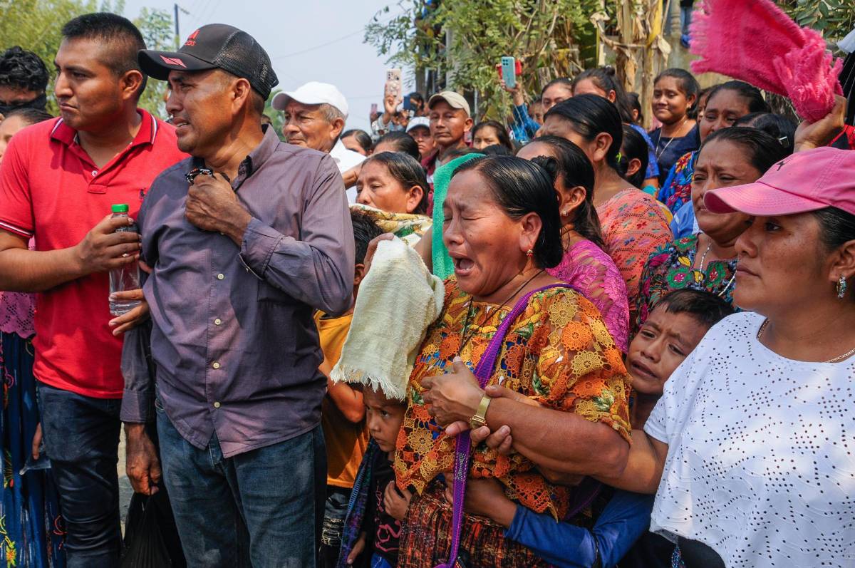 Cientos de simpatizantes del cantante e influencer indígena Jorge Pop Chojoc mejor conocido como Farruko Pop despidieron sus restos mortales en la comunidad de Chacalte del municipio de Livingston, Izabal en el norte de Guatemala.
