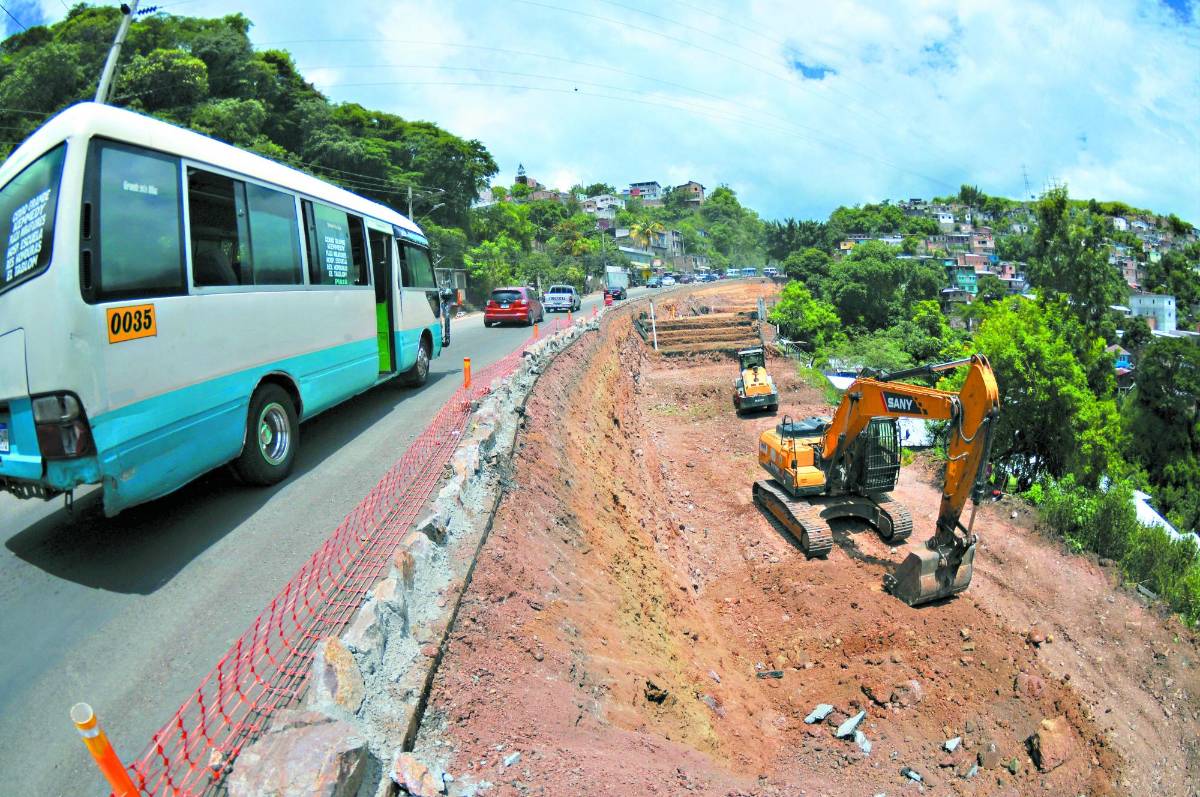 En la carretera a Olancho se trabaja en zonas en las que se puede avanzar.
