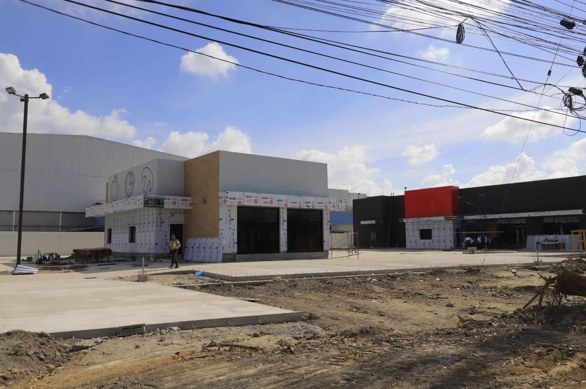 En el bulevar del este, cerca del recién habilitado intercambiador de tres niveles, se encuentra una plaza comercial con más de siete establecimientos y una plaza comercial en construcción. En el este también están erigiendo una pequeña plaza comercial.