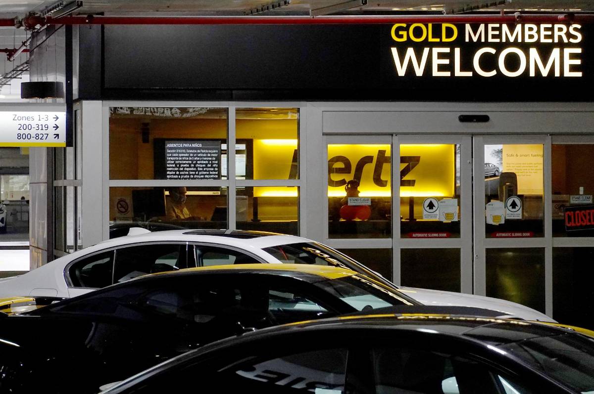 Hertz compró 100,000 autos de Tesla como parte de su plan para convertirse en la compañía de alquiler de automóviles con la mayor flota de vehículos eléctricos en Norteamérica.