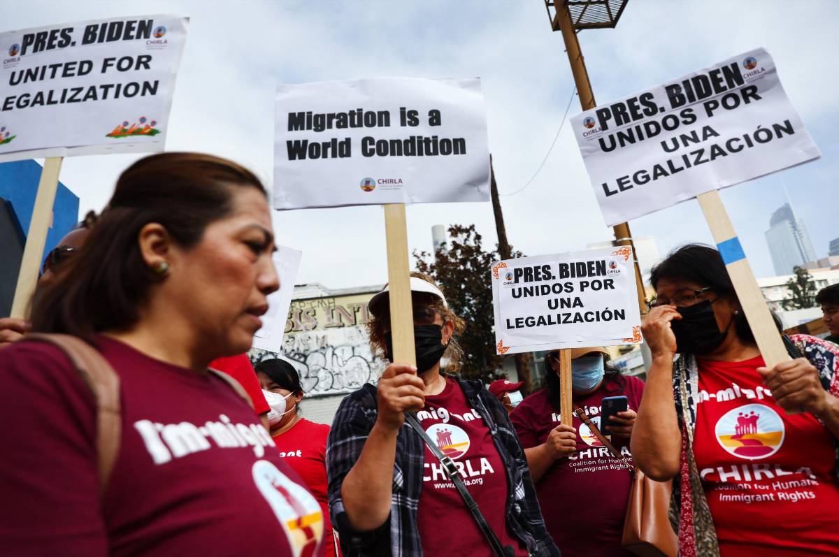 Activistas proinmigrantes protestan exigiendo una reforma migratoria frente al edificio donde se celebra la Cumbre de las Américas en Los Ángeles.