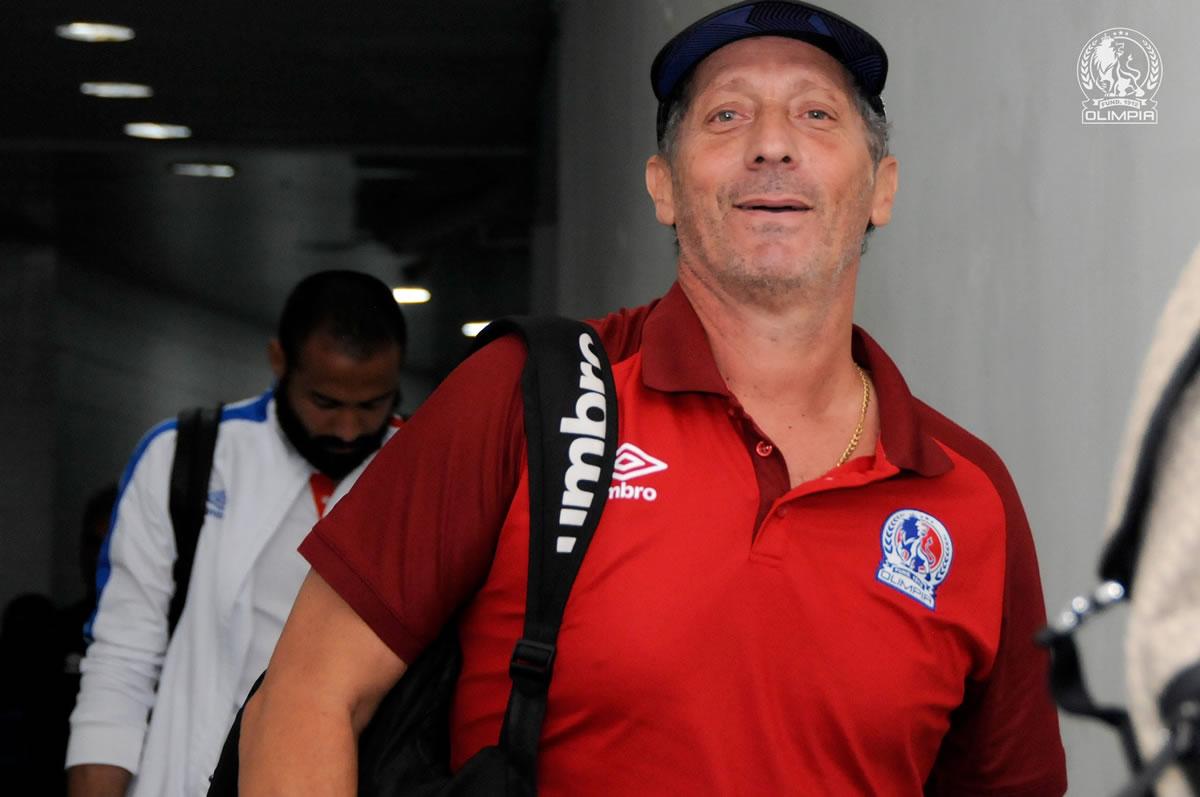Pedro Troglio encabezando la llegada del Olimpia al estadio Nacional Chelato Uclés.