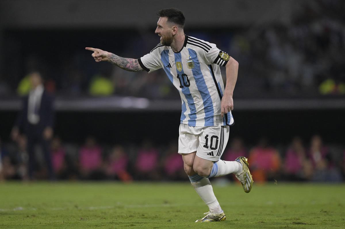 Lionel Messi celebrando su primer gol del partido ante Curazao y el número 100 con Argentina.