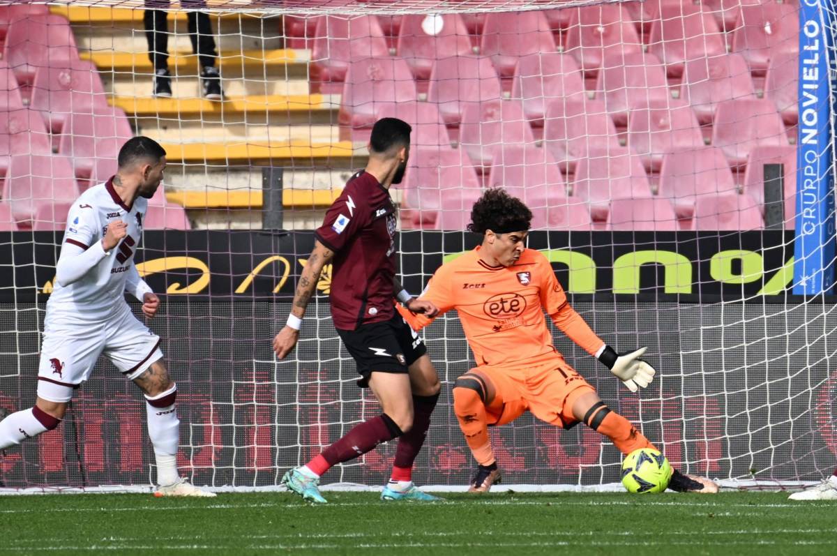 “Memo” Ochoa se luce con la Salernitana en Italia