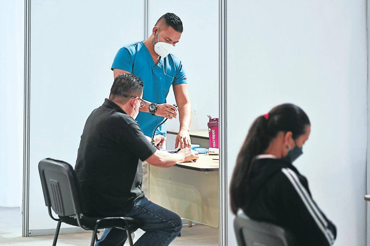 Afectados con síntomas respiratorios desbordan centros