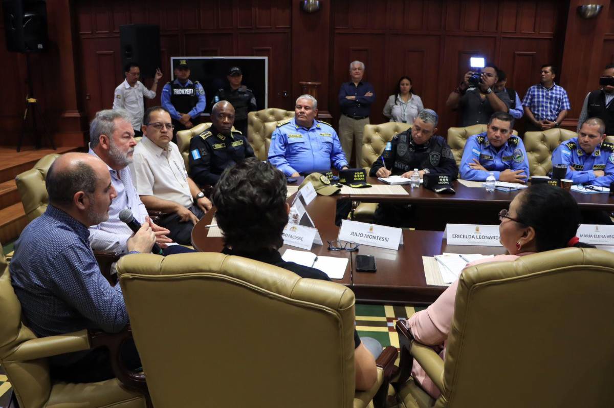 El alcalde de San Pedro Sula en reunión con las fuerzas viva de la ciudad.