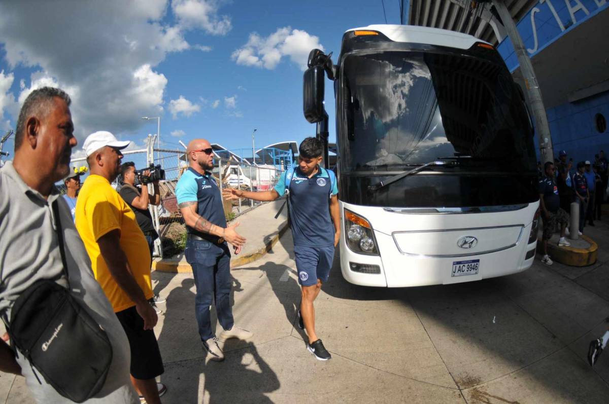 Momento de la llegada del Motagua al estadio. El joven Cléver Portillo entró en la convocatoria dos días después de haber sufrido un accidente de tránsito.