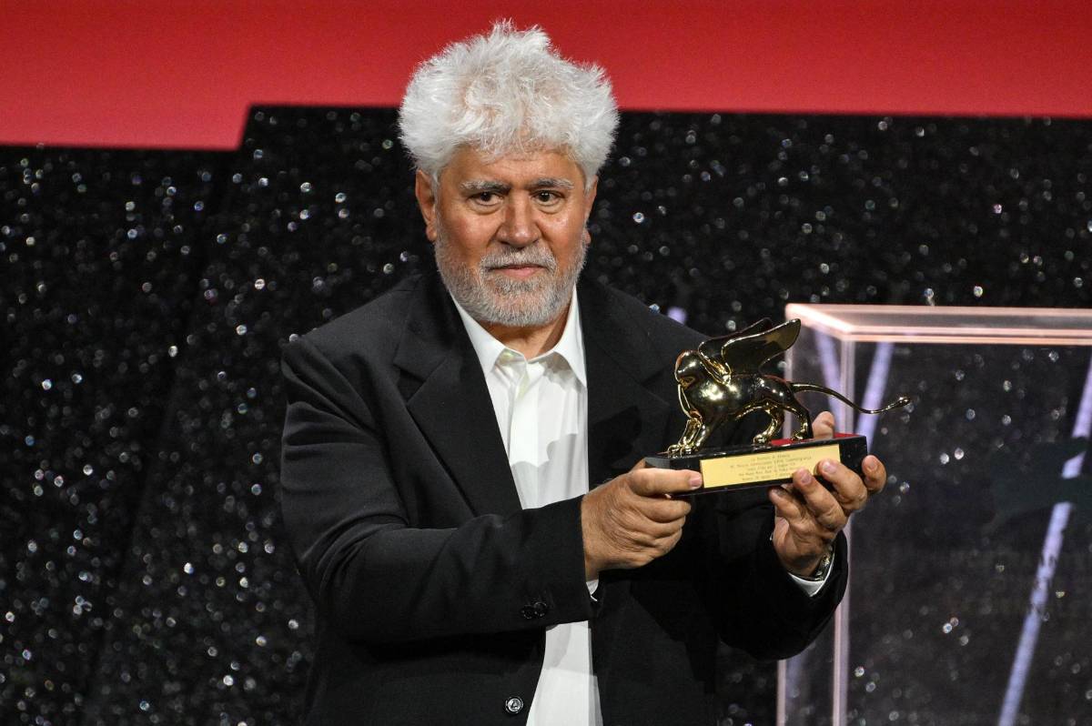 Almodóvar gana un histórico León de Oro en Venecia con su filme ‘La habitación de al lado’