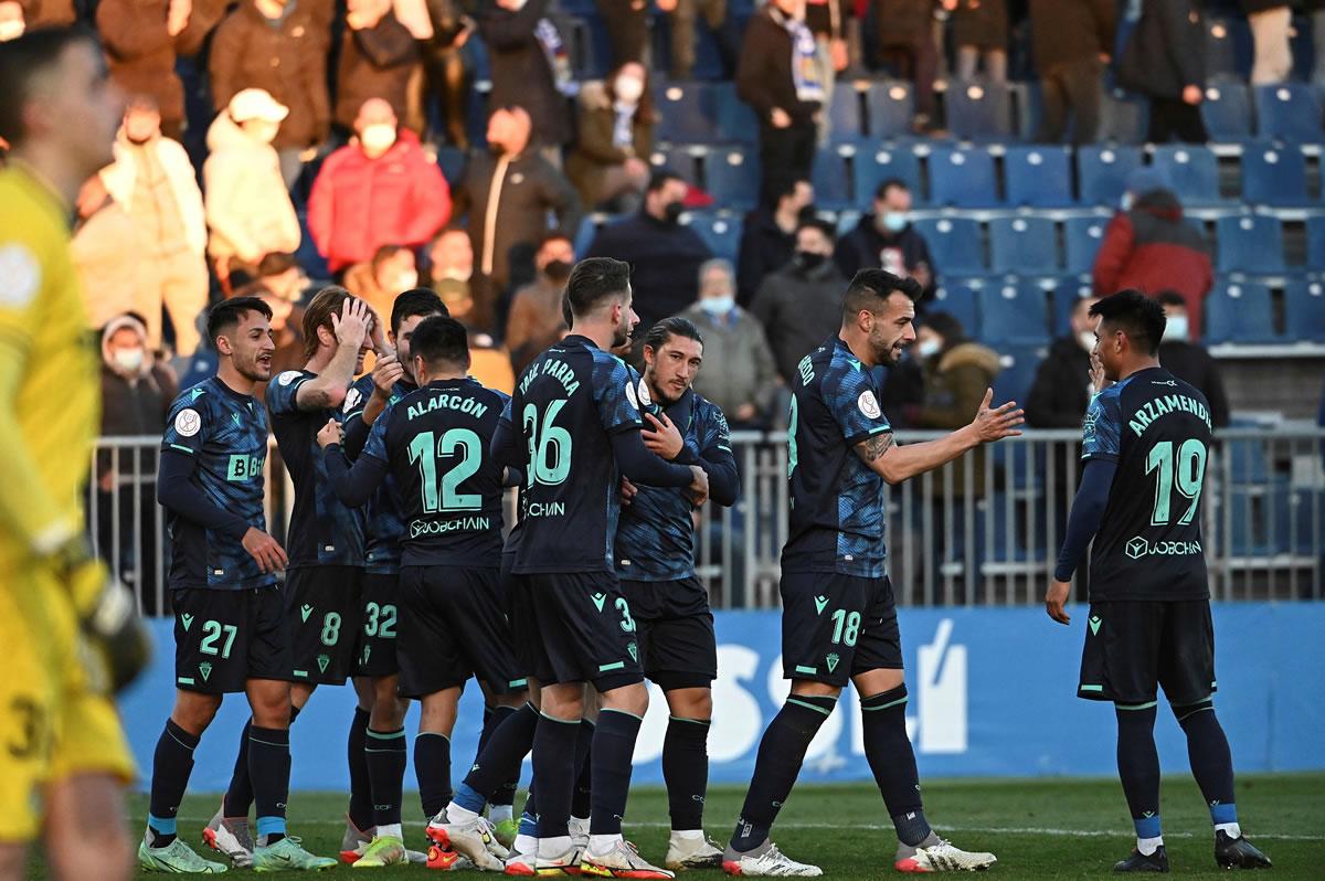 El chileno Tomás Alarcón es felicitado tras su gol contra el Fuenlabrada.