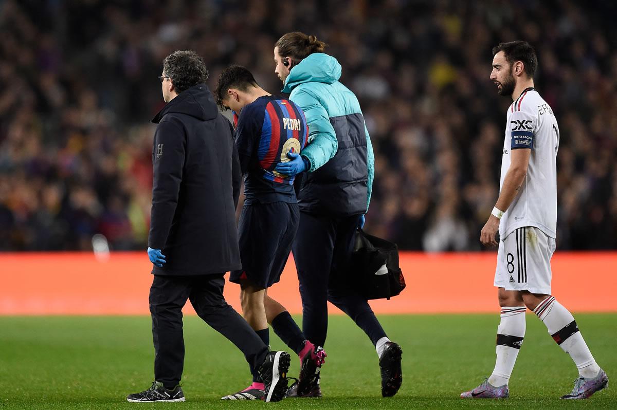 Pedri se fue lesionado antes del final de la primera parte.