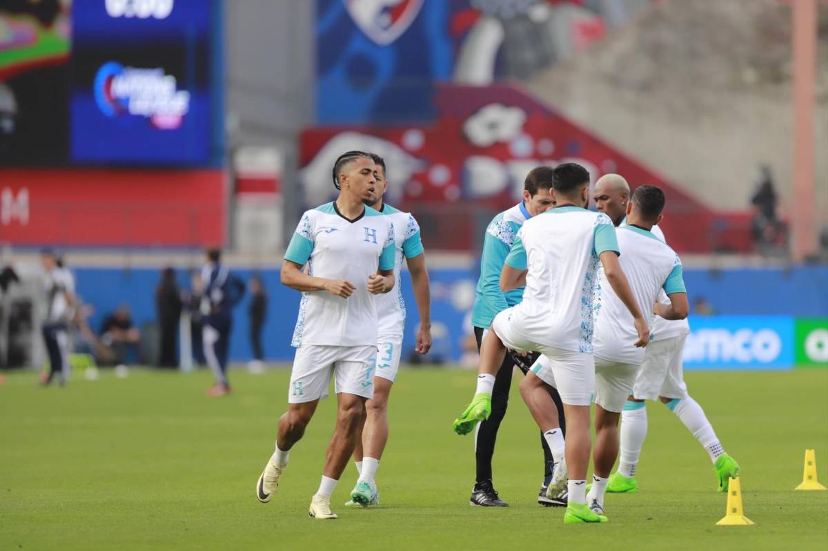 Jugadores de Honduras durante los ejercicios de calentamiento.