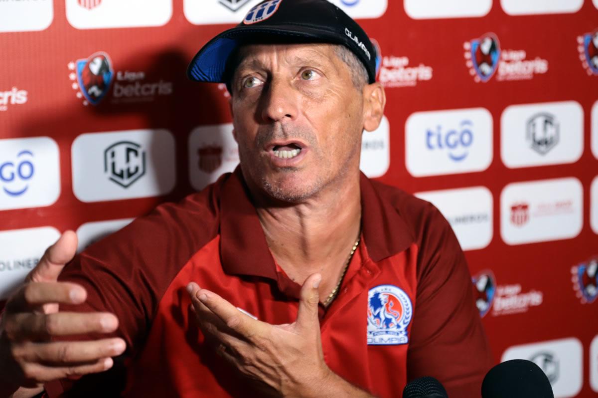 Pedro Troglio compareció en conferencia de prensa tras el triunfo contra el Vida.