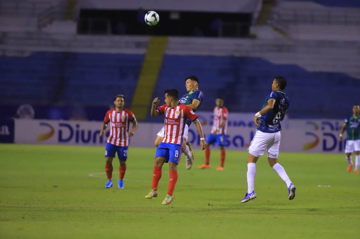 Francisco Martínez del Marathón en la disputa del balón con Edwin Rodríguez.