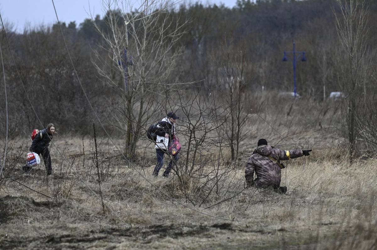 El Ejército ucraniano patrulla los corredores por los que escapan cientos de civiles de Irpin.