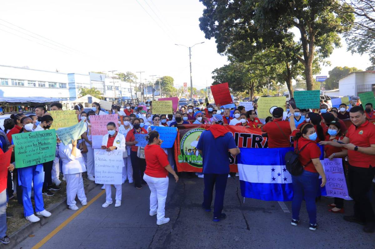 Empleados del IHSS se toman el bulevar del norte de San Pedro Sula
