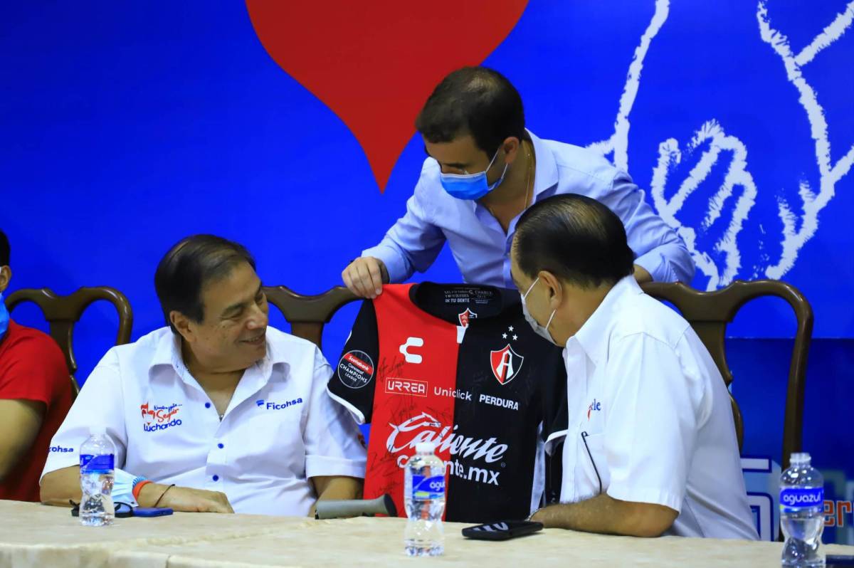 Momento en donde el presidente José Riestra del Atlas entrega la camiseta.