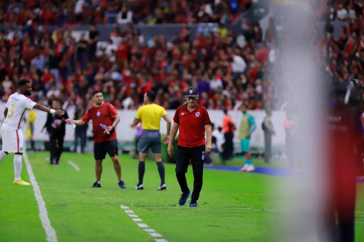 Pedro Troglio lució frustrado tras el papelón del Olimpia en el estadio Jalisco.