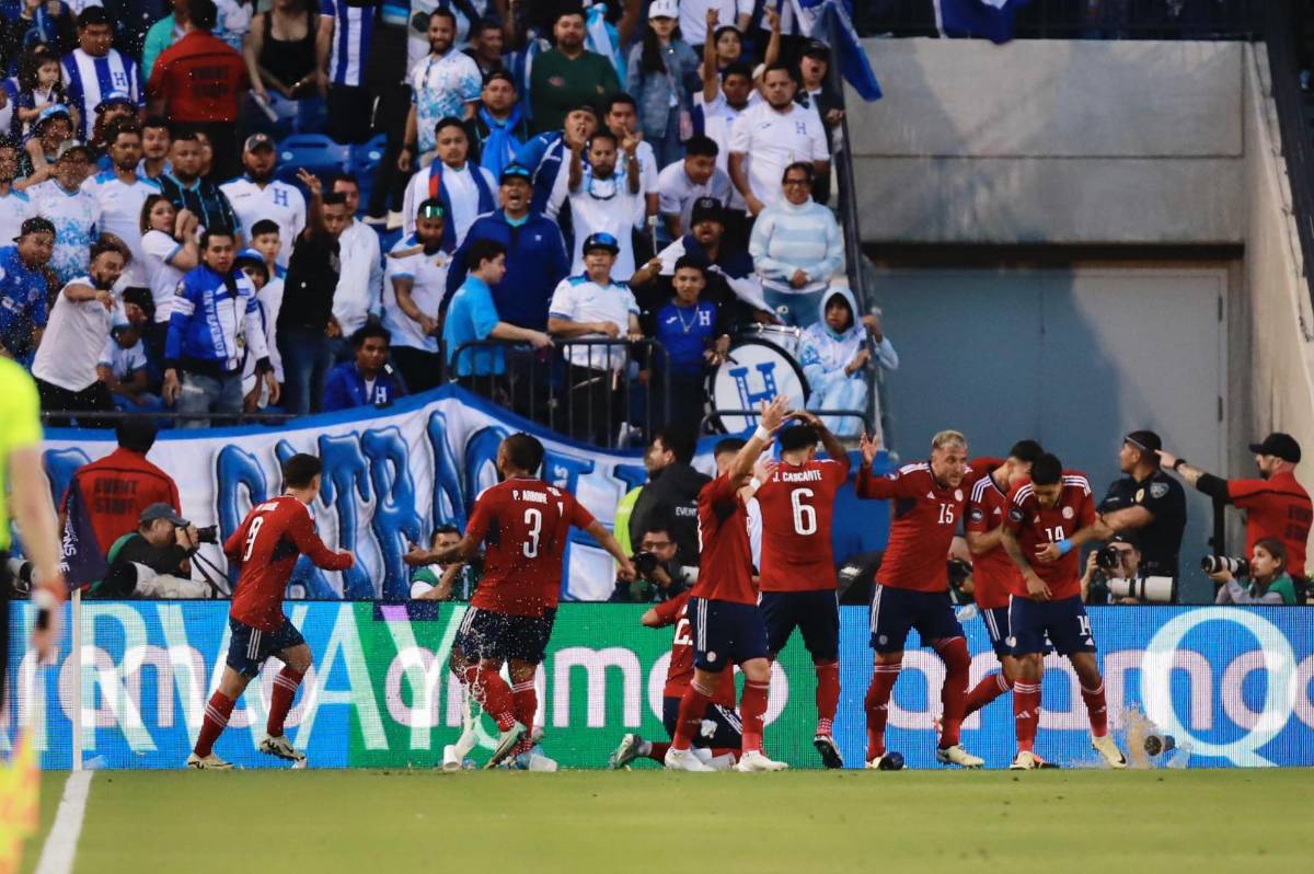 Jugadores de Costa Rica celebrando uno de los tres goles ante unos aficionados hondureños que estaban indignados.