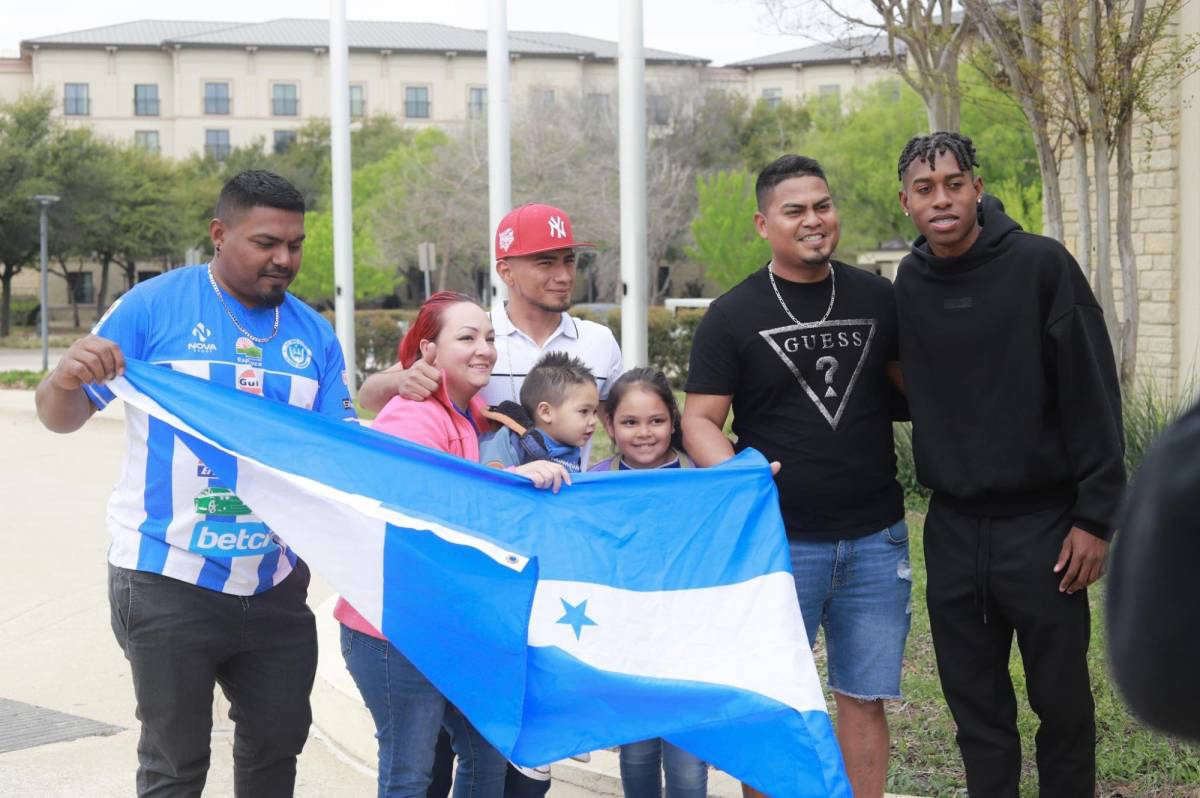 Aficionados hondureños posaron con el joven delantero Alenis Vargas.