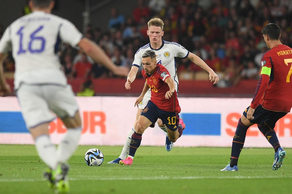 Bryan Zaragoza, autor de dos goles ante el Barcelona el fin de semana pasado con el Granada, debutó con la selección española.