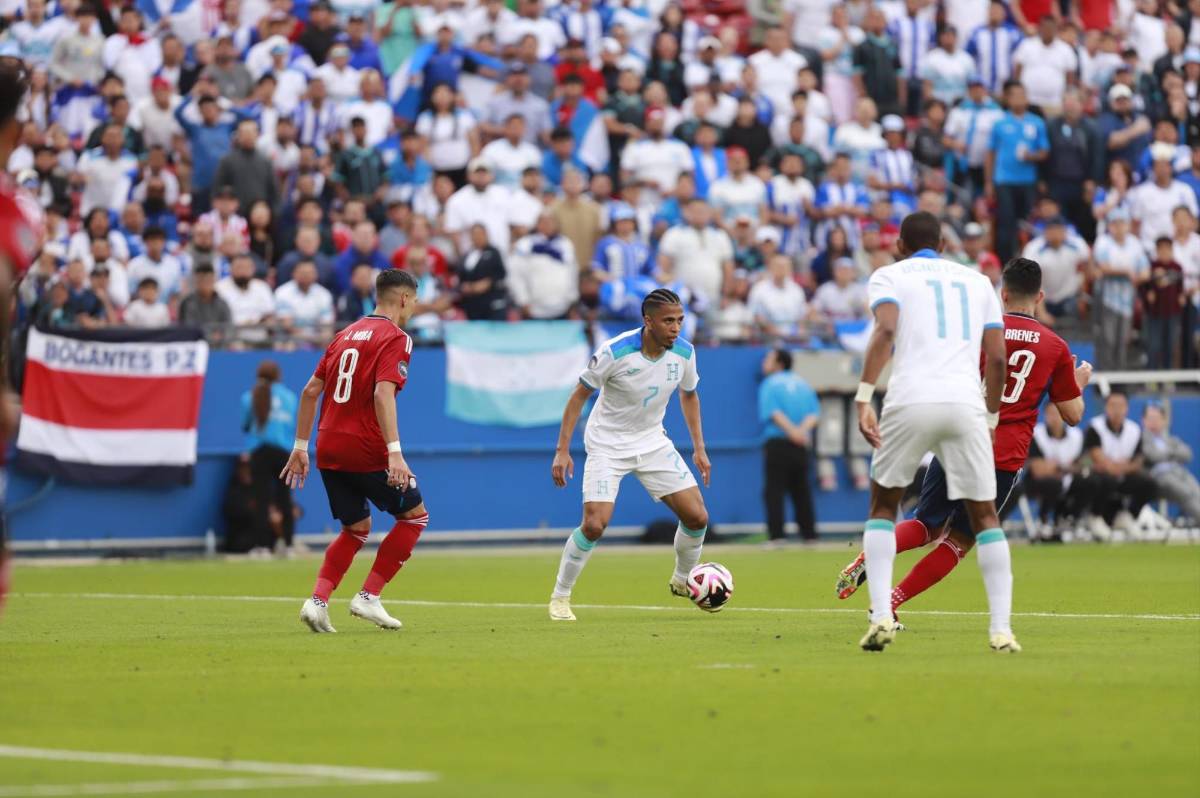 Rigo Rivas no ha tenido mucho protagonismo en el Honduras vs Costa Rica.