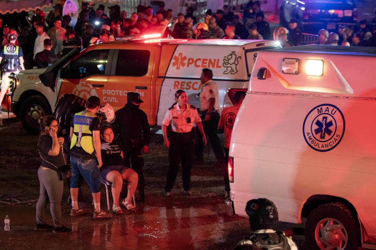 Personal de rescate traslada a personas heridas donde se desplomó un templete durante un acto político de Movimiento Ciudadano (MC), este miércoles en la ciudad de Monterrey (México).