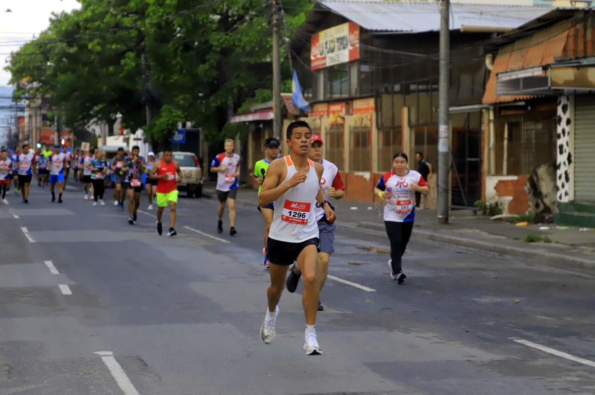 Michael Mucia durante la carrera de los 5 kilómetros.