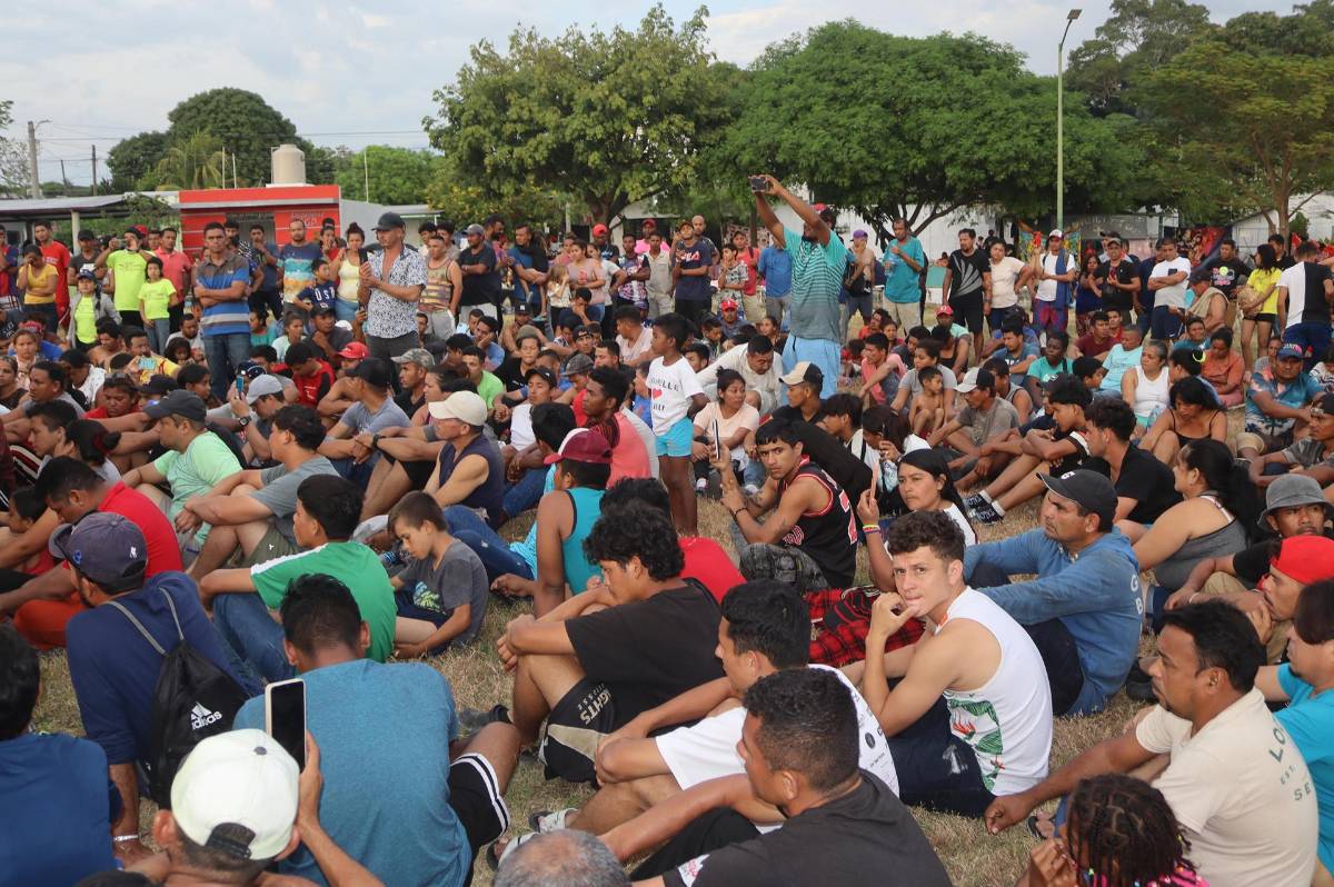 La caravana de miles de migrantes partió de la frontera sur de México como la más numerosa del año.