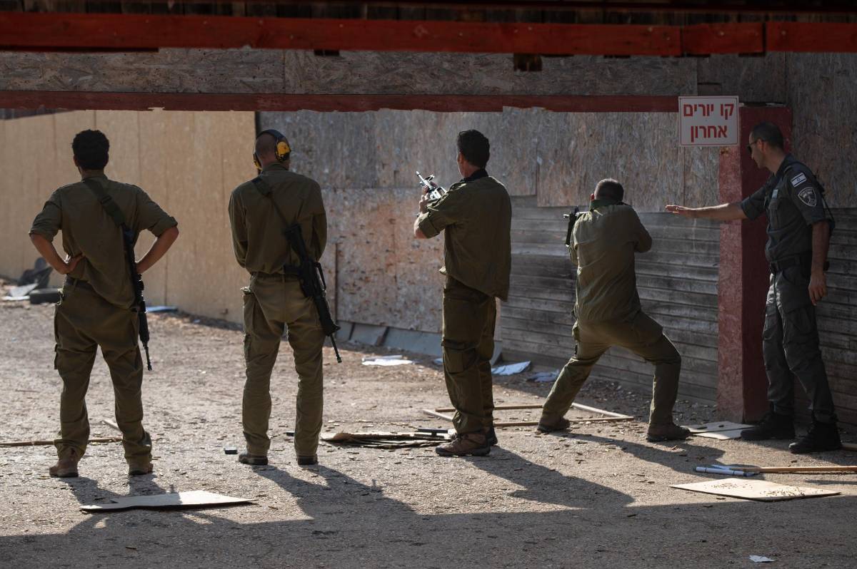 Un grupo de civiles israelíes recibe entrenamiento de armas para defender sus ciudades en caso de un nuevo ataque.