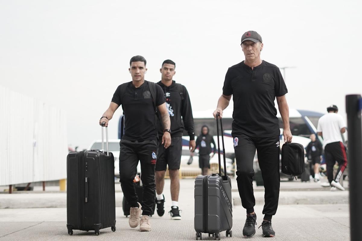 Pedro Troglio y el plantel del Olimpia viajaron a Estados Unidos para jugar el amistoso.