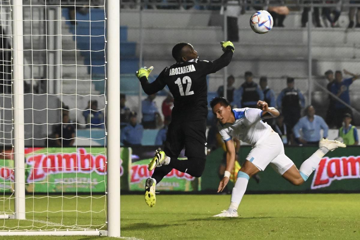 Con un cabezazo superó Denil Maldonado a Raiko Arozerena.