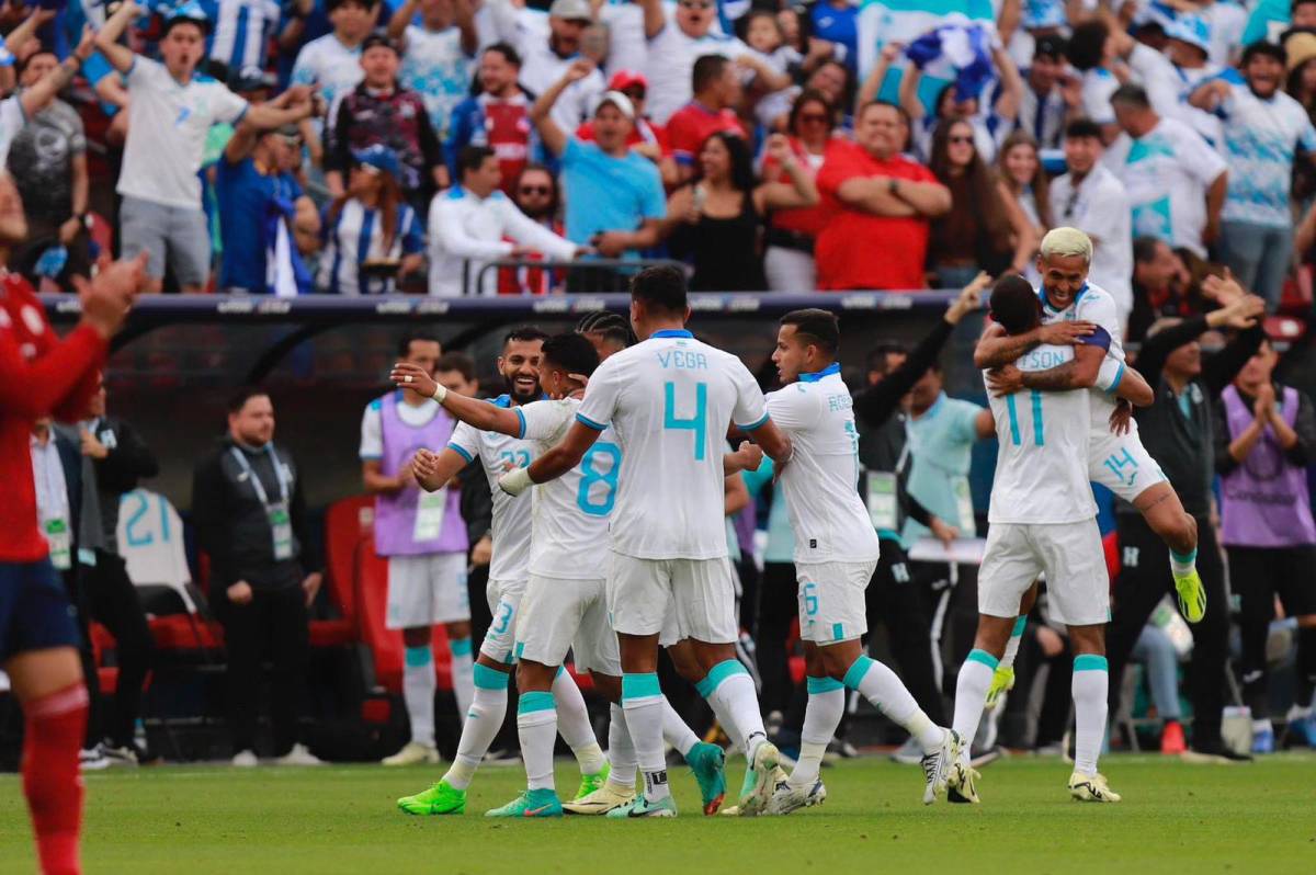 El festejo de los jugadores de Honduras tras el golazo de Michaell Chirinos.